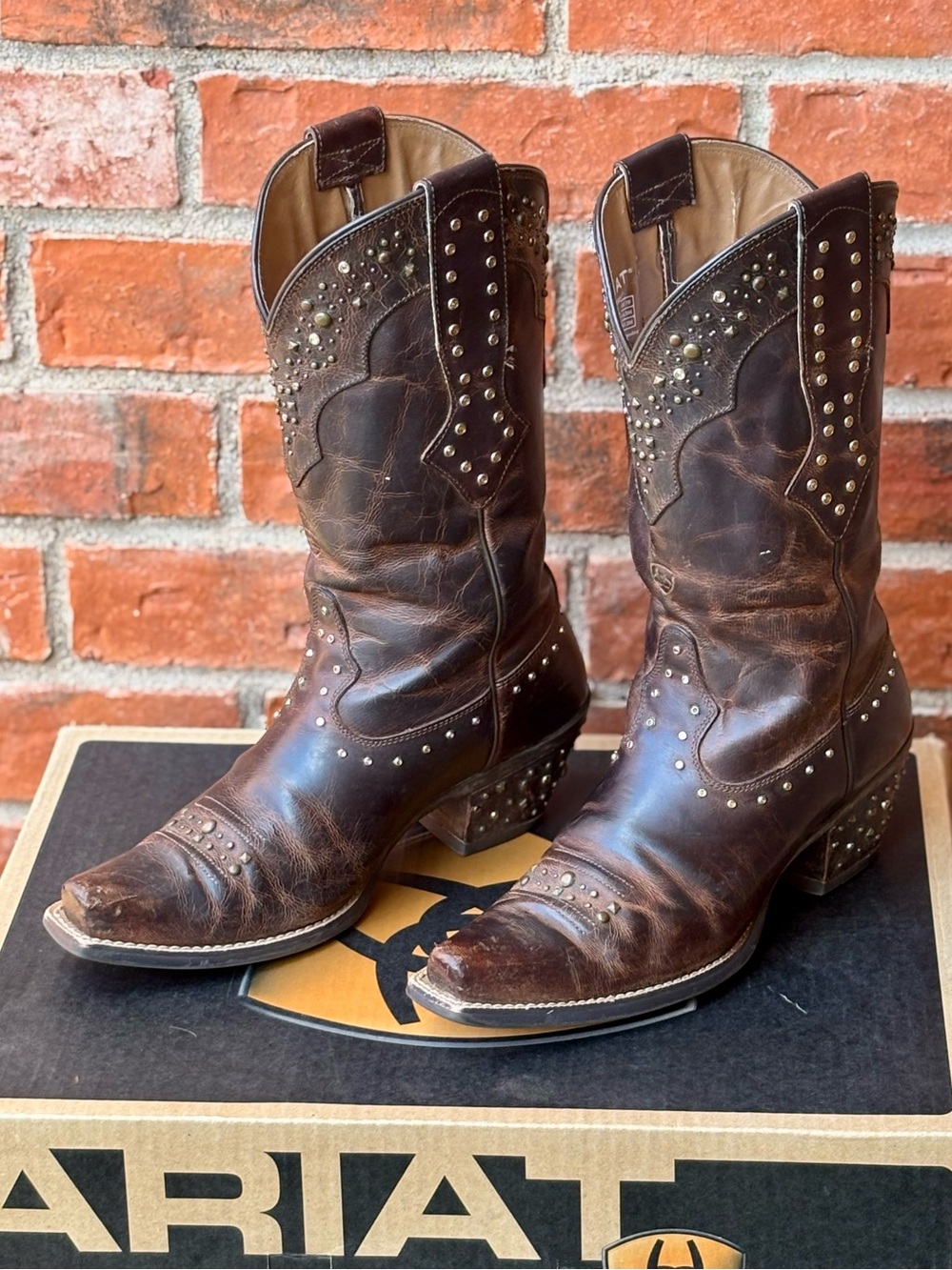 Ariat Women’s Distressed Leather Studded Rhinestone Cowgirl Cowboy Boots 7B